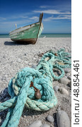 Old Wooden Boat Beached by the Shoreline With Tangled Blue Rope on a Rocky Beach. Стоковое AI-изображение, AI-художник Юлия Гапеенко / Фотобанк Лори