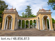 Вход в Сухумский ботанический сад майским днем. Абхазия. Редакционное фото, фотограф Виктор Карасев / Фотобанк Лори