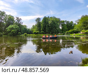 Прогулка в лодке на пруду Екатерингофского парка. Стоковое фото, фотограф Жигалов Евгений Павлович / Фотобанк Лори