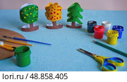 Toilet paper roll craft concept for kid and kindergarten, DIY, tutorial, spring flower toy, recycle art. Стоковое AI-видео, аниматор Ирина Старикова / Фотобанк Лори