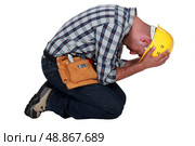 Construction worker on his knees. Стоковое фото, агентство Ingram Publishing / Фотобанк Лори