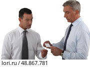 Executives exchanging business cards. Стоковое фото, агентство Ingram Publishing / Фотобанк Лори