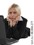 Glum woman with her laptop. Стоковое фото, агентство Ingram Publishing / Фотобанк Лори