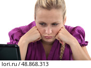 Employee pouting in front of her computer. Стоковое фото, агентство Ingram Publishing / Фотобанк Лори