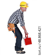 A construction worker with a heavy toolbox. Стоковое фото, агентство Ingram Publishing / Фотобанк Лори