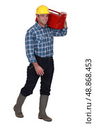 Tradesman carrying his toolbox. Стоковое фото, агентство Ingram Publishing / Фотобанк Лори
