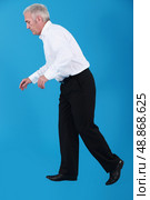 Businessman taking faltering steps. Стоковое фото, агентство Ingram Publishing / Фотобанк Лори