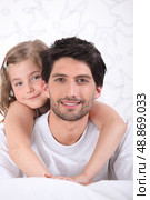 Girl hugging father. Стоковое фото, агентство Ingram Publishing / Фотобанк Лори