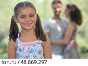 Young girl strolling in the park with her parents. Стоковое фото, агентство Ingram Publishing / Фотобанк Лори