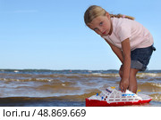 Girl playing with boat. Стоковое фото, агентство Ingram Publishing / Фотобанк Лори