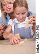 Child playing dominoes. Стоковое фото, агентство Ingram Publishing / Фотобанк Лори