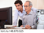 Computer technician helping office worker. Стоковое фото, агентство Ingram Publishing / Фотобанк Лори