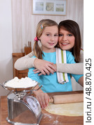 Mother and daughter baking. Стоковое фото, агентство Ingram Publishing / Фотобанк Лори
