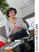 Middle-aged woman knitting. Стоковое фото, агентство Ingram Publishing / Фотобанк Лори