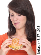 Woman eating a hamburger. Стоковое фото, агентство Ingram Publishing / Фотобанк Лори