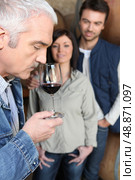 Man tasting wine in cellar. Стоковое фото, агентство Ingram Publishing / Фотобанк Лори