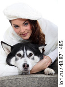 young woman cudling her dog. Стоковое фото, агентство Ingram Publishing / Фотобанк Лори