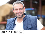 a farmer in front of a tractor. Стоковое фото, агентство Ingram Publishing / Фотобанк Лори