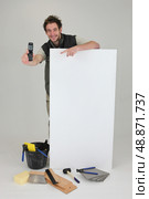 Decorator displaying mobile phone. Стоковое фото, агентство Ingram Publishing / Фотобанк Лори