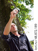 Vintner with a glass of wine in the field. Стоковое фото, агентство Ingram Publishing / Фотобанк Лори