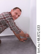 man carpeting. Стоковое фото, агентство Ingram Publishing / Фотобанк Лори
