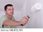Painter with roller. Стоковое фото, агентство Ingram Publishing / Фотобанк Лори