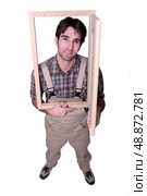 Carpenter holding wooden door. Стоковое фото, агентство Ingram Publishing / Фотобанк Лори