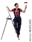 Woman with ladder painting. Стоковое фото, агентство Ingram Publishing / Фотобанк Лори