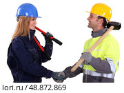 two construction workers shaking hands. Стоковое фото, агентство Ingram Publishing / Фотобанк Лори
