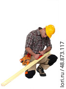 carpenter at work sharpening timber. Стоковое фото, агентство Ingram Publishing / Фотобанк Лори
