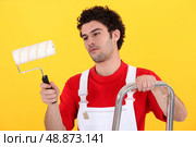 Man on step-ladder holding paint roller. Стоковое фото, агентство Ingram Publishing / Фотобанк Лори