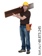 Man carrying parquet flooring. Стоковое фото, агентство Ingram Publishing / Фотобанк Лори