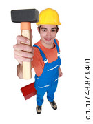 Young mason displaying lump hammer. Стоковое фото, агентство Ingram Publishing / Фотобанк Лори