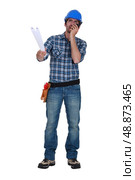 Workman with plans. Стоковое фото, агентство Ingram Publishing / Фотобанк Лори