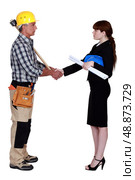Architect and construction worker shaking hands. Стоковое фото, агентство Ingram Publishing / Фотобанк Лори