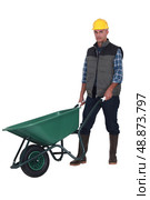 Construction worker with wheelbarrow. Стоковое фото, агентство Ingram Publishing / Фотобанк Лори