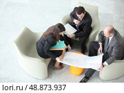 Businesspeople having a meeting, top view. Стоковое фото, агентство Ingram Publishing / Фотобанк Лори