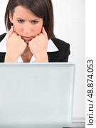 young businesswoman looking worried in front of laptop. Стоковое фото, агентство Ingram Publishing / Фотобанк Лори