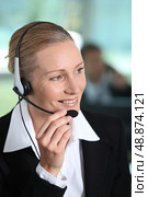 Woman smiling holding headset. Стоковое фото, агентство Ingram Publishing / Фотобанк Лори