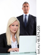 Man approaching from behind young blonde. Стоковое фото, агентство Ingram Publishing / Фотобанк Лори