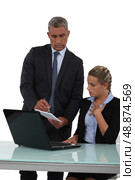 Boss handing note to young assistant. Стоковое фото, агентство Ingram Publishing / Фотобанк Лори