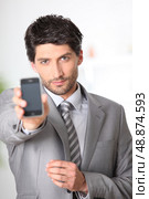 Young man showing smartphone. Стоковое фото, агентство Ingram Publishing / Фотобанк Лори
