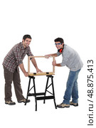 Tradesmen building a wooden frame. Стоковое фото, агентство Ingram Publishing / Фотобанк Лори