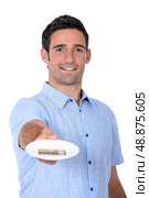 Man paying restaurant bill with credit card. Стоковое фото, агентство Ingram Publishing / Фотобанк Лори