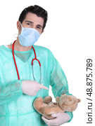 Male doctor with teddy bear. Стоковое фото, агентство Ingram Publishing / Фотобанк Лори
