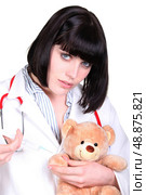 Doctor administering an injection to a teddy bear. Стоковое фото, агентство Ingram Publishing / Фотобанк Лори