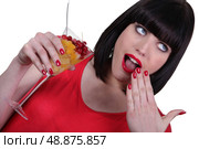 Woman eating fruit salad. Стоковое фото, агентство Ingram Publishing / Фотобанк Лори