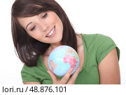 Woman holding a mini-globe. Стоковое фото, агентство Ingram Publishing / Фотобанк Лори