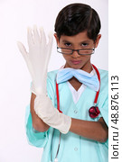 Boy dressed as a surgeon. Стоковое фото, агентство Ingram Publishing / Фотобанк Лори