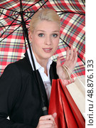 Female shopper under a brolly. Стоковое фото, агентство Ingram Publishing / Фотобанк Лори